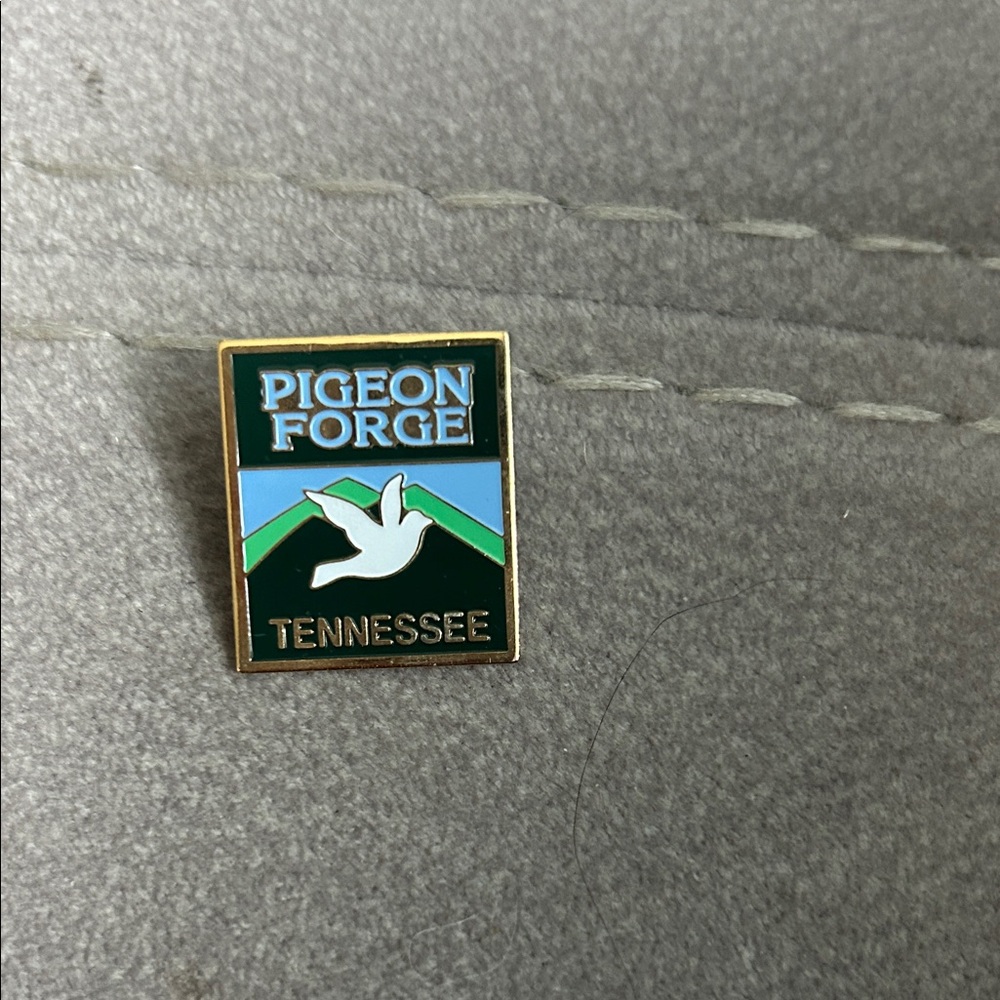 Pigeon Forge Tennessee Souvenir Pin
